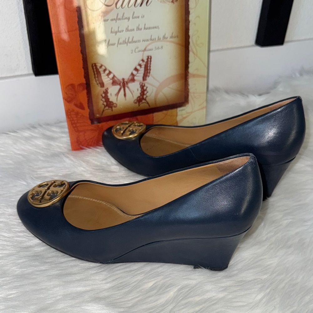 Tory Burch Chelsea 65 Leather Wedge Pumps Navy - Picture 5 of 16